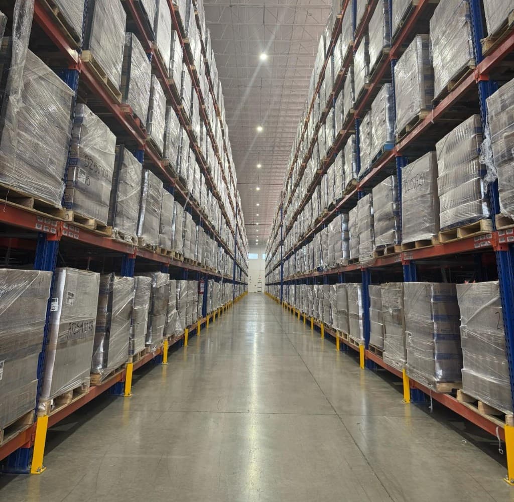 Pasillo de racks en centro de distribución Silodisa — piso de bodega y localización