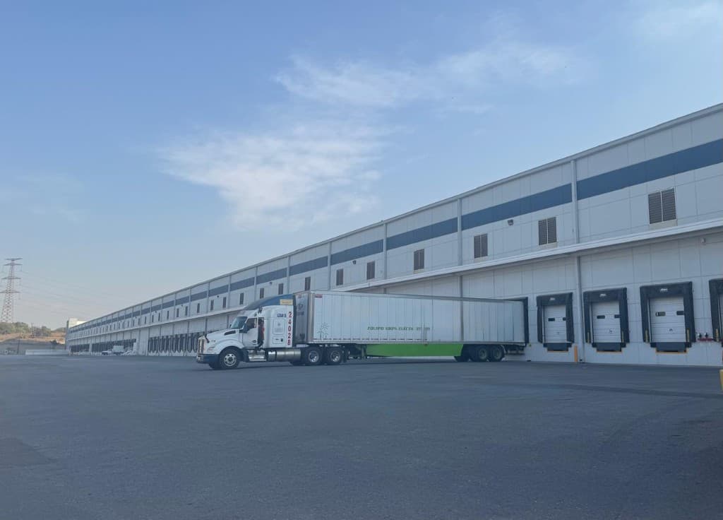 Truck at the loading docks of a Silodisa distribution center